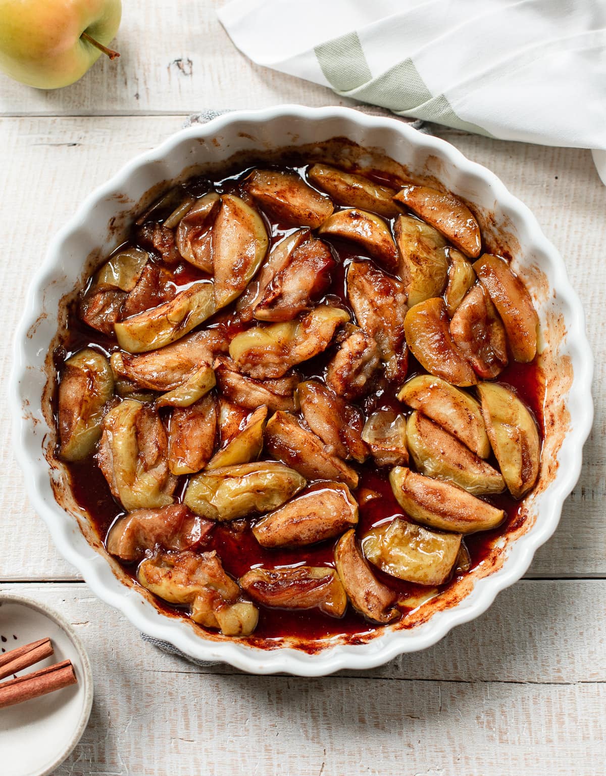 Baked Apple Slices with Cinnamon –