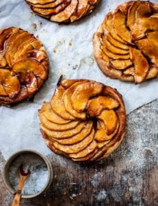 Tortinhas de maçã com massa folhada de caramelo salgada